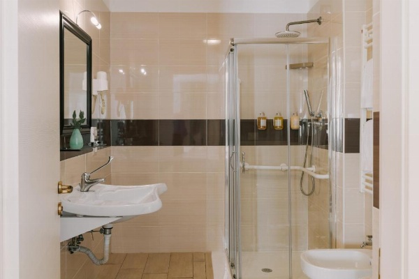 Salute Palace powered by Sonder image 26